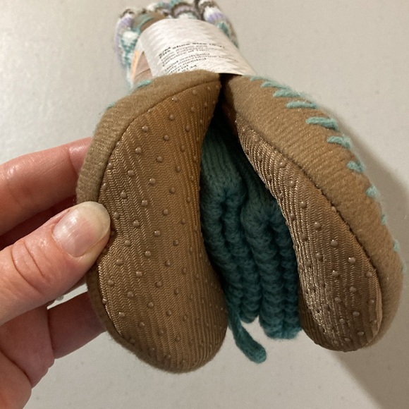 Members Mark, Adult T Shirt Bundle,  & 1 Pair Slipper socks. 7 pieces - Picture 8 of 8